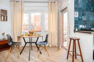 Bright Renovated Studio- Balcony- Beach 10 walk- Barcelona center 25 Train