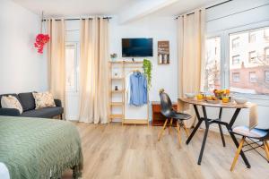 Bright Renovated Studio- Balcony- Beach 10 walk- Barcelona center 25 Train