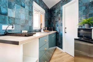 Bright Renovated Studio- Balcony- Beach 10 walk- Barcelona center 25 Train