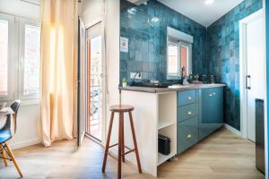 Bright Renovated Studio- Balcony- Beach 10 walk- Barcelona center 25 Train
