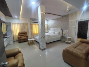 HoTEL MOKSHA GRAND