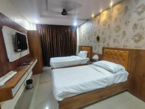HoTEL MOKSHA GRAND