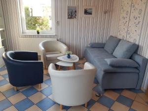 Großes, einzeln stehendes Ferienhaus "Undine", ruhige Lage, Terrasse, Parkplatz, Fahrradhäuschen abschließbar, Nähe zur Altstadt und 600 m zum Müritz - Strand