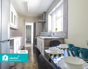 Tudors eSuites 5 Bedroom House #101R