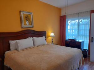 Habitación cómoda, con un toque futbolero