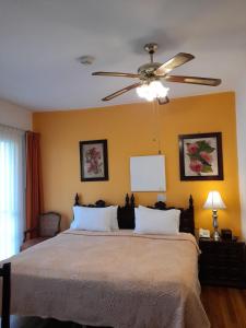 Habitación cómoda, con un toque futbolero