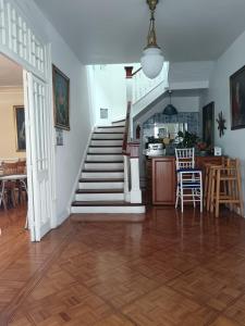 Habitación cómoda, con un toque futbolero