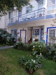 Habitación cómoda, con un toque futbolero