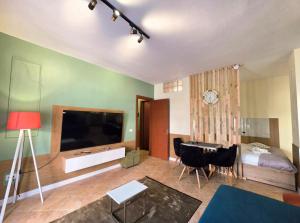 REOs Apartment