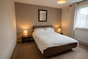 Contemporary Private Home Near Nottingham with Free Parking and Garden