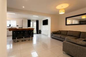Contemporary Private Home Near Nottingham with Free Parking and Garden