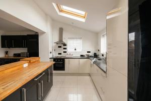 Contemporary Private Home Near Nottingham with Free Parking and Garden