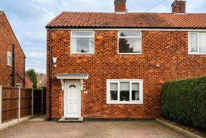 Contemporary Private Home Near Nottingham with Free Parking and Garden