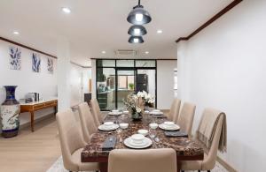 Luxury 4BR 250 sqm 5 min to BTS Sukhumvit 26