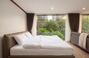 Luxury 4BR 250 sqm 5 min to BTS Sukhumvit 26
