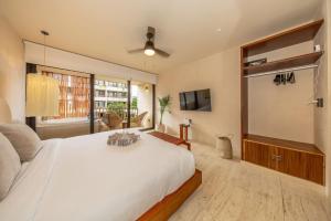 Peaceful Studio Retreat with Hot Tub and King Bed