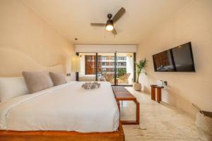 Peaceful Studio Retreat with Hot Tub and King Bed