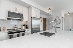 Lake Simcoe Stays - Friday Harbours Official Rental Program - Magnolia Suite