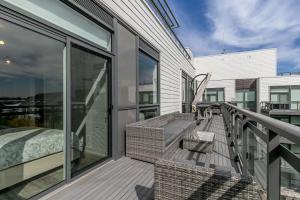 Lake Simcoe Stays - Friday Harbours Official Rental Program - Magnolia Suite