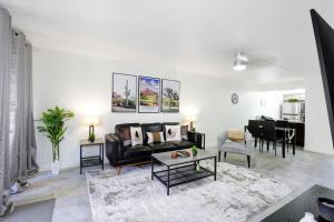 1st FLR poolside 2 bed Condo Old Town