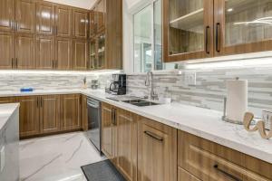 Pet Friendly 4BR Lodi Home with Great WiFi Near Downtown Wineries and Lodi Lake