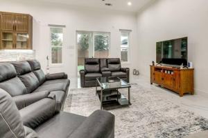 Pet Friendly 4BR Lodi Home with Great WiFi Near Downtown Wineries and Lodi Lake