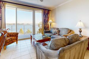 Lakefront resort near attractions with AC, kitchen, hot tub, pool & lake view