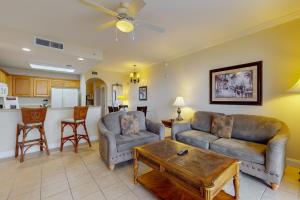 Lakefront retreat near attractions with lake view, AC, WiFi, pool, hot tub & gym