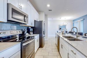 Inviting home near theme parks with private heated pool, lanai, patio & WD