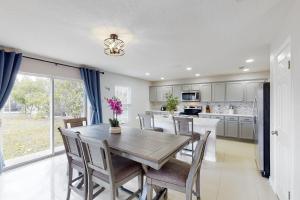 Dog-friendly home with lake views, Ping-Pong, air hockey, streaming, WD, & AC