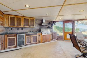 Lake‑front 4BR home with pool, outdoor kitchen & serene Florida getaway