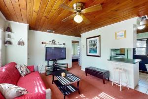 Lakeside resort condo with private deck & grill + on-site docksboat launch