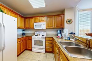 Lakefront resort near attractions with AC, kitchen, hot tub, pool & lake view