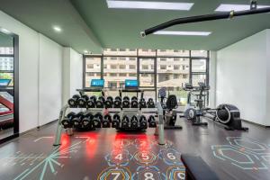 Modern 1br with Heated rooftop pool Fully equipped gym Netflix and High speed WIFi