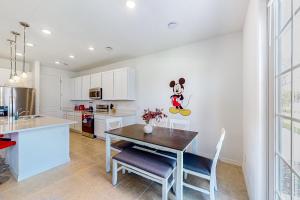 No Worries Retreat | Disney-themed townhouse in Davenport with resort amenities