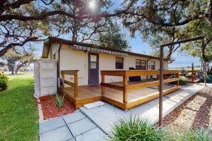 Lakeside resort condo with private deck & grill + on-site docksboat launch