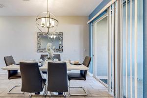 Inviting home near theme parks with private heated pool, lanai, patio & WD