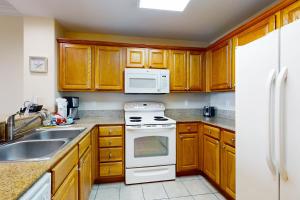 Lakefront retreat near attractions with lake view, AC, WiFi, pool, hot tub & gym