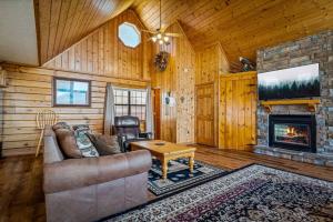 Honeymoon Cabin with Hot Tub, Pool & Mountain Views