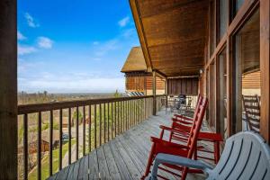 Honeymoon Cabin with Hot Tub, Pool & Mountain Views