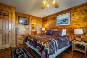 Honeymoon Cabin with Hot Tub, Pool & Mountain Views