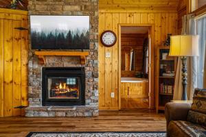 Honeymoon Cabin with Hot Tub, Pool & Mountain Views