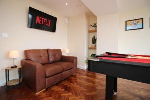 Queens Haven by Prime Stays - Luxury 4 Bedroom Home -Ensuite & Games Room