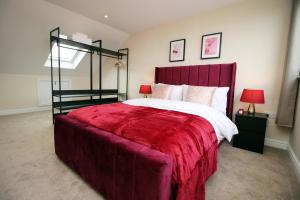 Queens Haven by Prime Stays - Luxury 4 Bedroom Home -Ensuite & Games Room