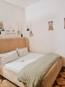 1BDM Aptmt near Victoria place- lively busy area- along the roadside