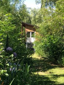 la casa en el rio cabañas