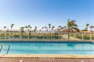 Condomínio c piscina e a passos da Praia - SRCs