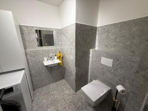 Urban Core Apartments - Cozy & Central