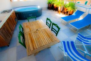Old Style by the sea, roof terrace with pool and kitchen, Ladispoli