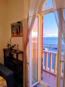 The Red House 1930 - Ostia beach apartment seaview